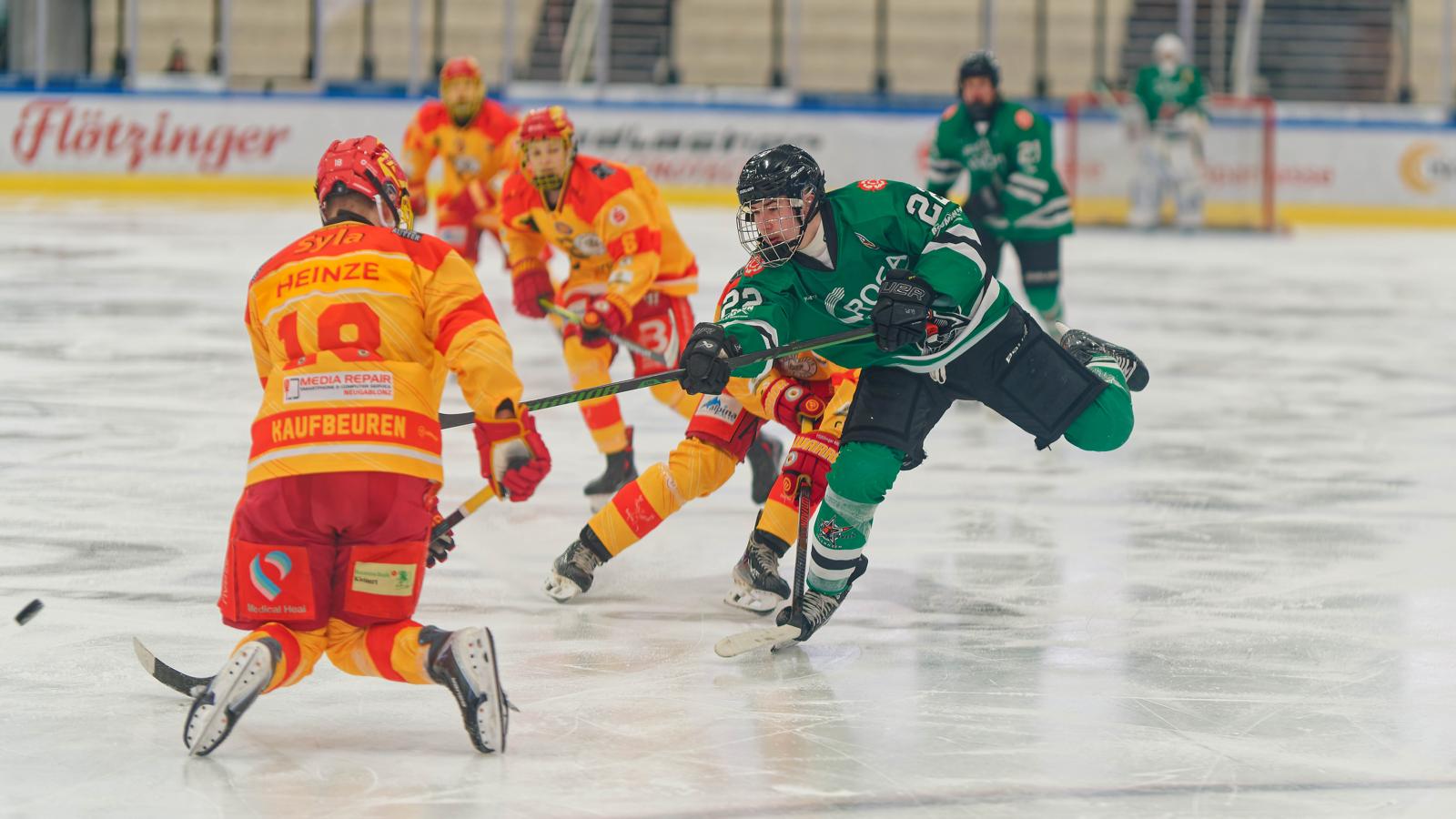 Nik taking a shot during a Starbulls Rosenheim game